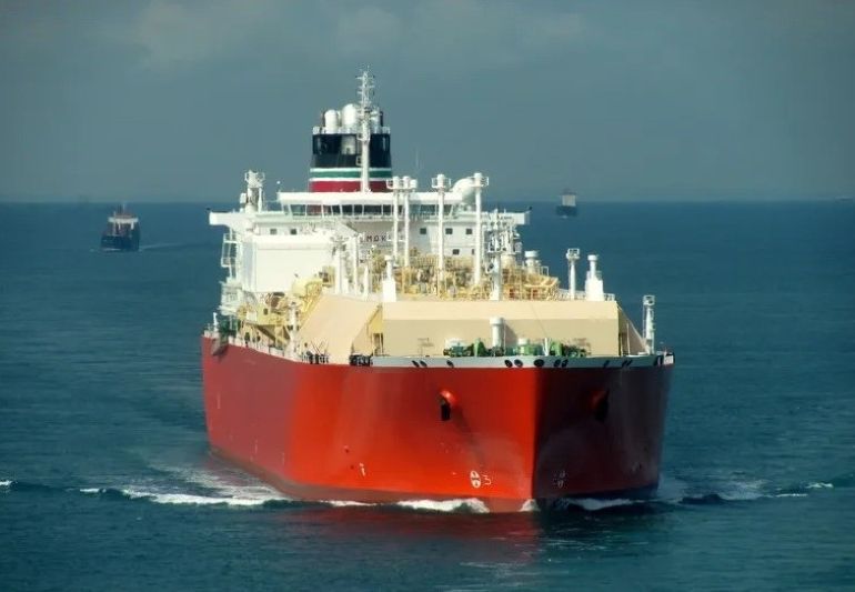 BULGARIAN & UKRAINIAN SENIOR OFFICERS FOR LNG TANKER